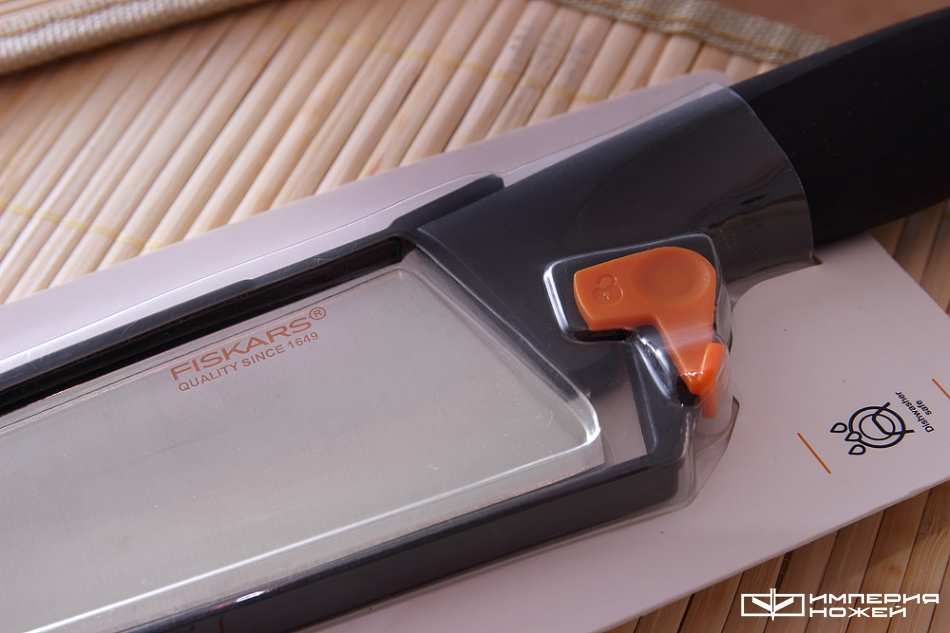 Поварской нож в чехле – Fiskars фото 2