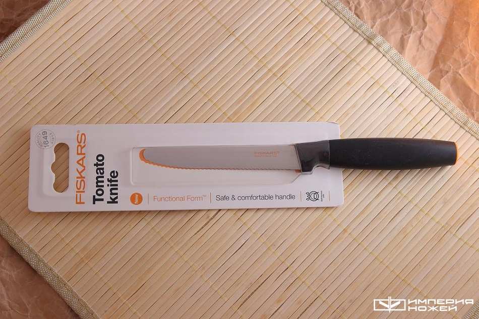 Нож для томатов с чёрной рукоятью – Fiskars
