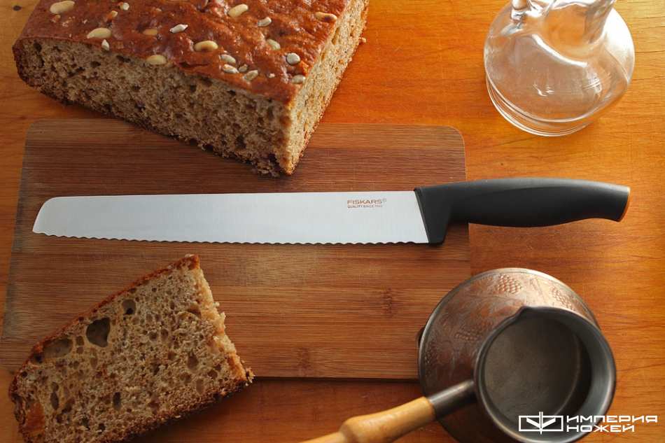 Нож для хлеба с чёрной рукоятью – Fiskars