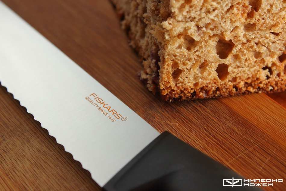 Нож для хлеба с чёрной рукоятью – Fiskars фото 2