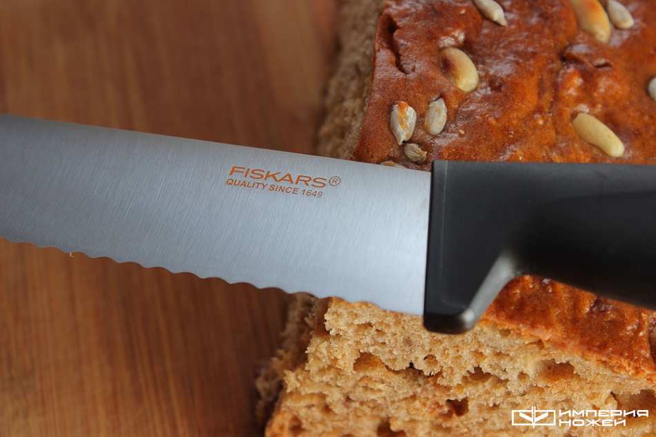 Нож для хлеба с чёрной рукоятью – Fiskars фото 4
