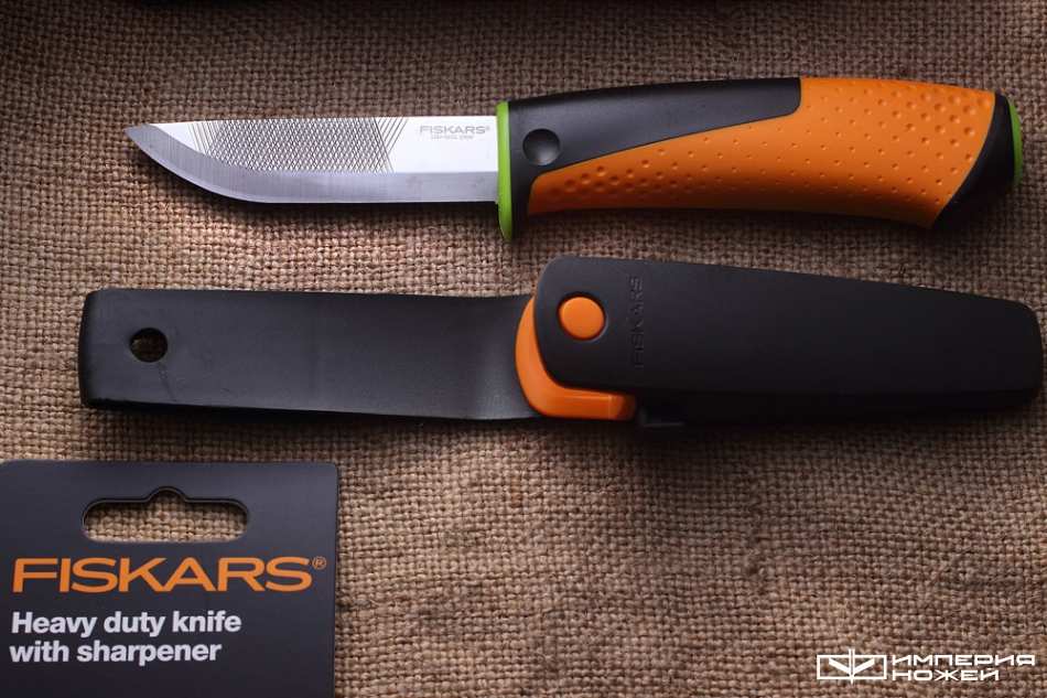 Нож для тяжелых работ c точилкой – Fiskars