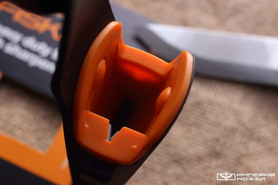 Нож для тяжелых работ c точилкой – Fiskars фото 2