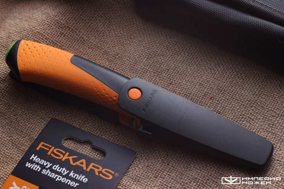 Нож для тяжелых работ c точилкой – Fiskars фото 3