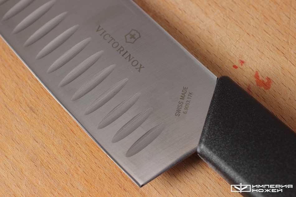 Нож Santoku 6.9053.17KB – Victorinox фото 3