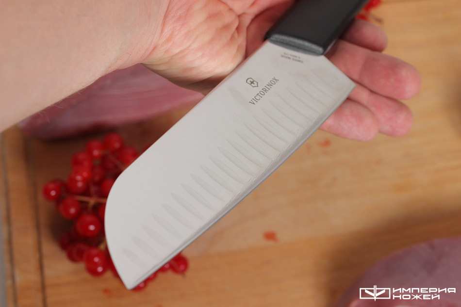 Нож Santoku 6.9053.17KB – Victorinox фото 6
