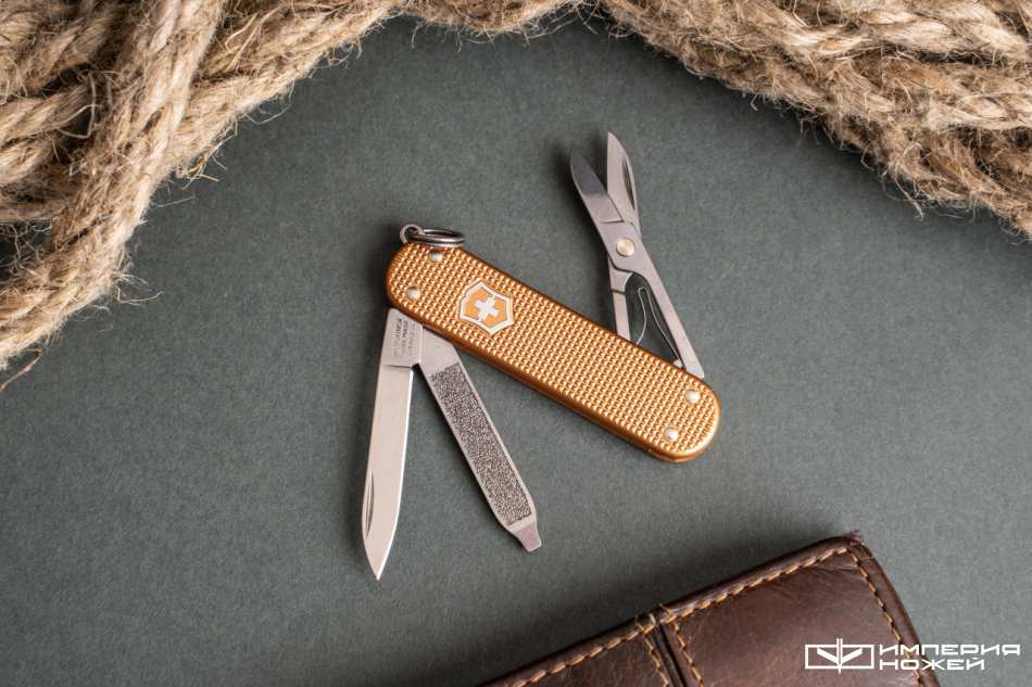 Складной нож-брелок Classic SD Alox Wet Sand – Victorinox