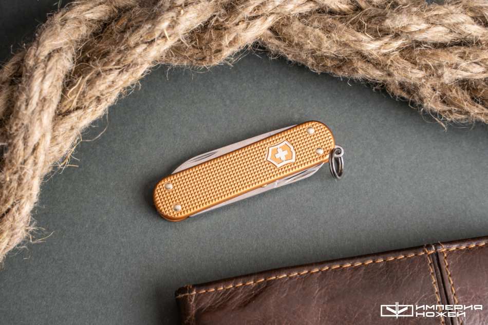Складной нож-брелок Classic SD Alox Wet Sand – Victorinox фото 3
