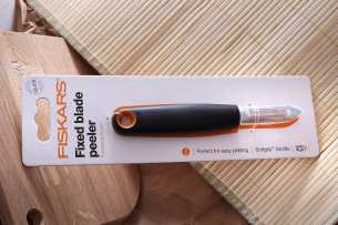 Fiskars Овощечистка с фиксированным лезвием
