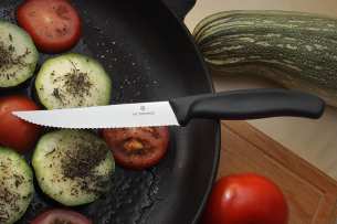 Victorinox Нож для стейка и пиццы SwissClassic, черный 12.0