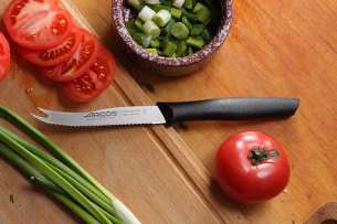 Arcos  Нож с фиксированным клинком для томатов и сыра